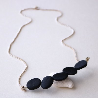 画像1: ＳＩＬＫ　ＢＥＡＮＳ　ペンダント　黒 (1)