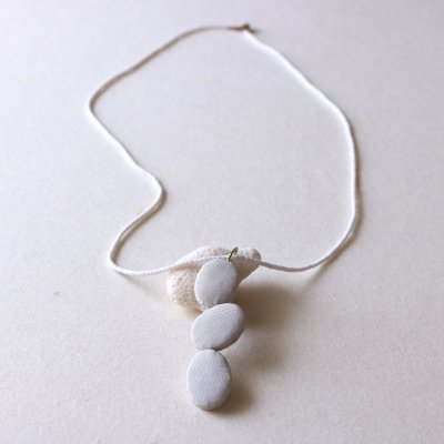 画像1: ＳＩＬＫ　ＢＥＡＮＳ　ペンダント　薄グレー (1)