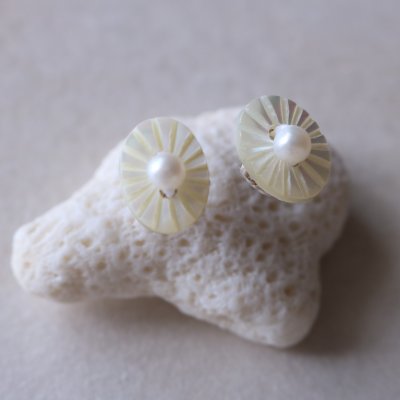 画像1: 湖水の真珠　貝ボタンピアス　材料限りの商品 (1)