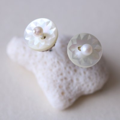 画像1: 湖水の真珠　貝ボタンピアス　材料限りの商品 (1)