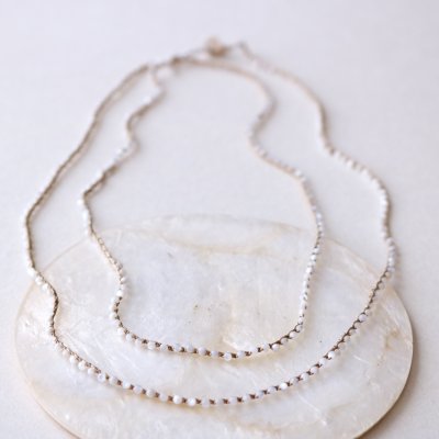 画像1: 糸と鉱物　丸石のシンプルなネックレス　マザーパール白　9０ｃｍ (1)